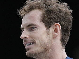 Andy Murray celebrates new wor...